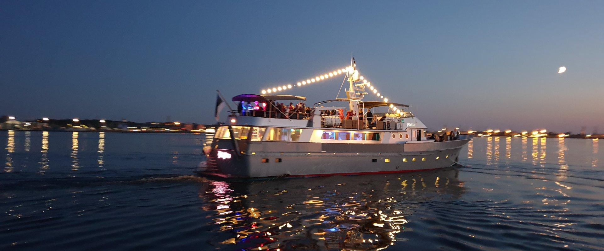 Merereis mootorlaev Mojitoga