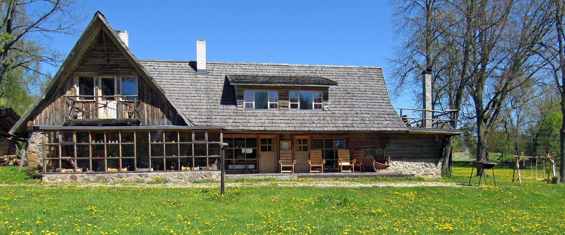 You will find the rustic holiday home of Metsatu Valge Elevant with its natural charm only 2 km from Otepää. The holiday home is great for couples (th