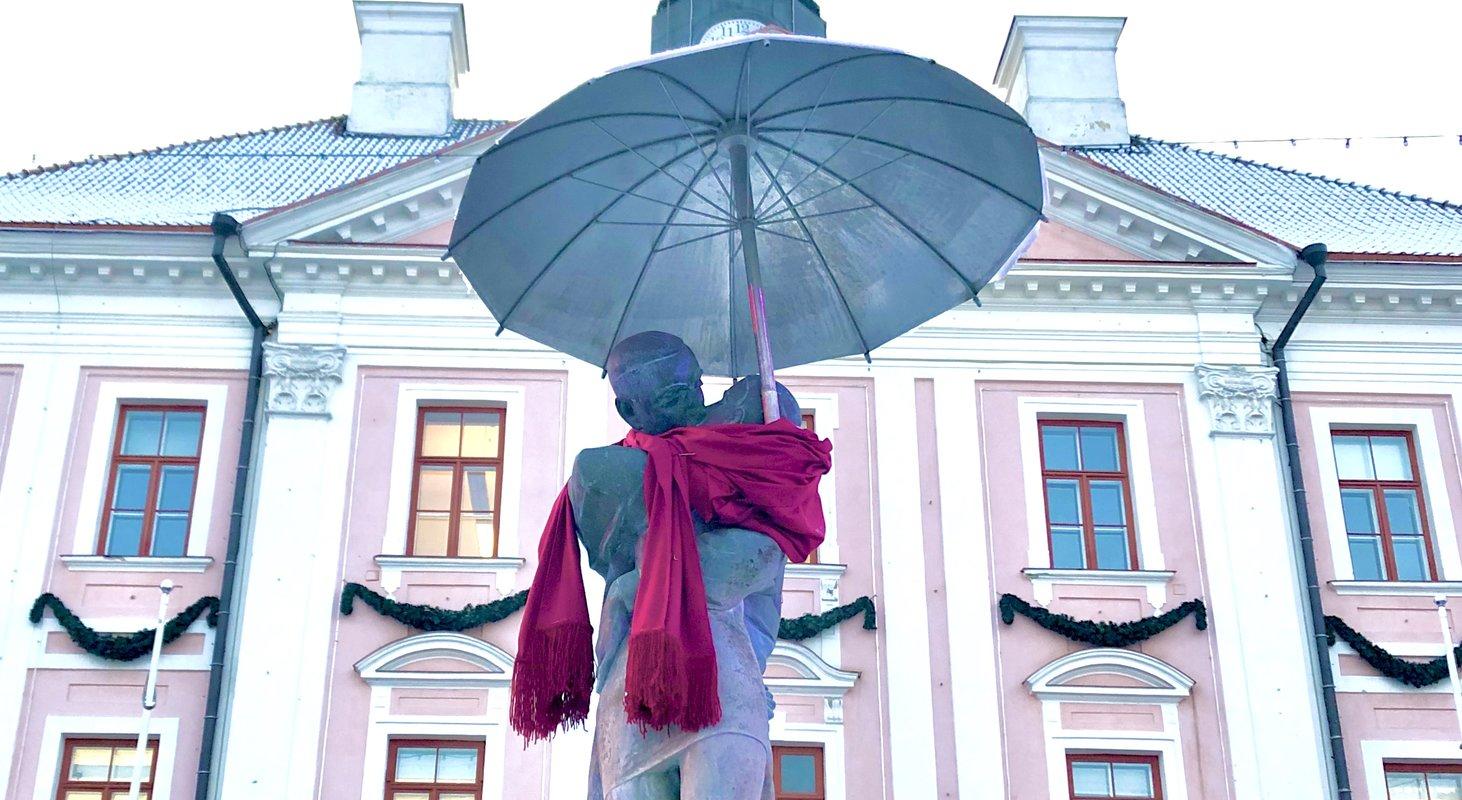 'The Kissing Students' sculpture and fountain