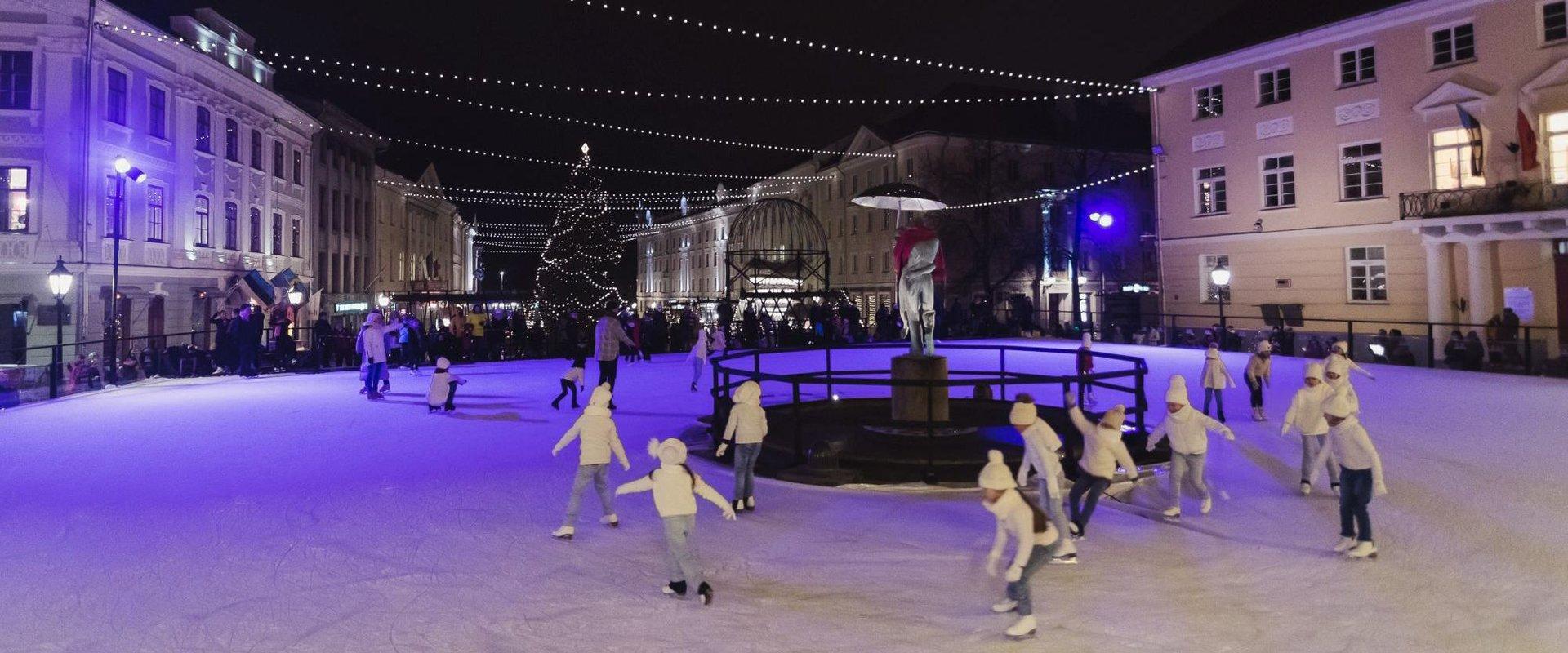 Priecīgi slidotāji Tartu centra slidotavā