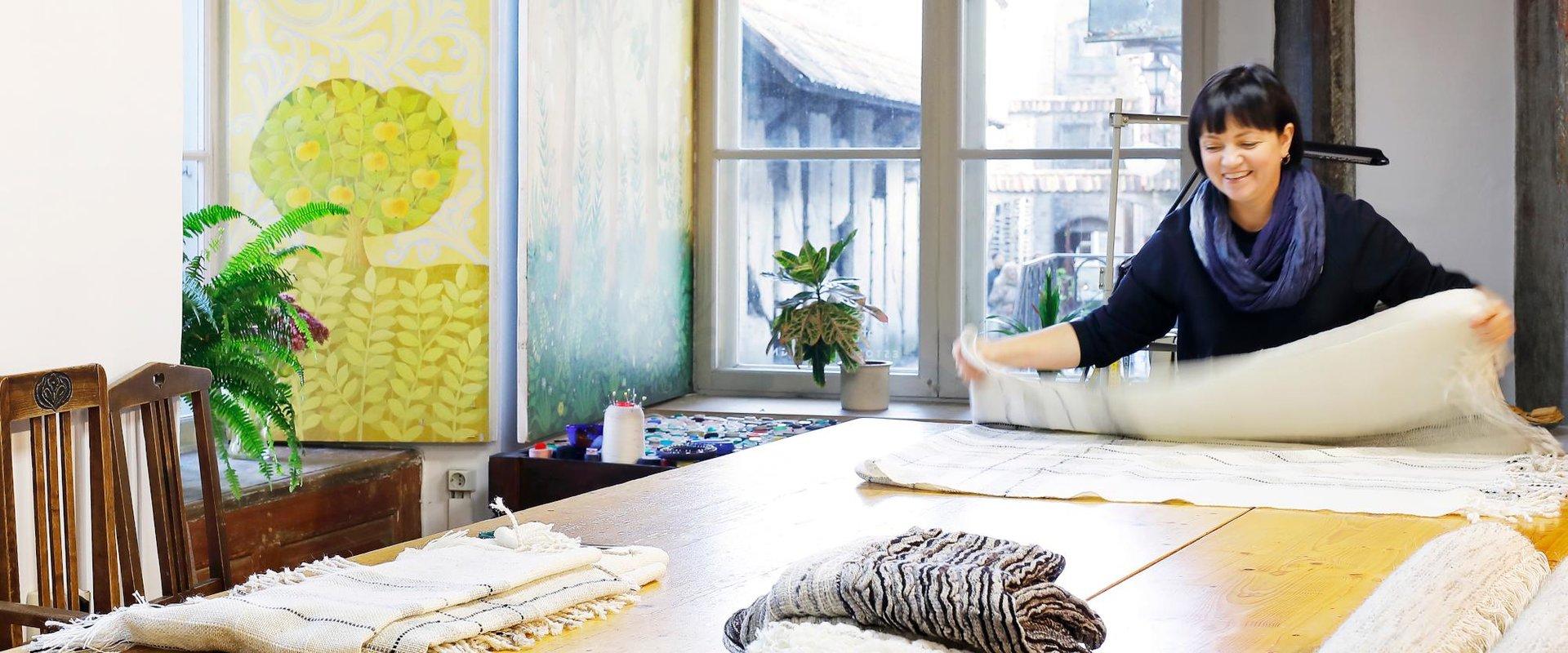 Merle Roosimölder töötamas Emma Leppermanni stuudios