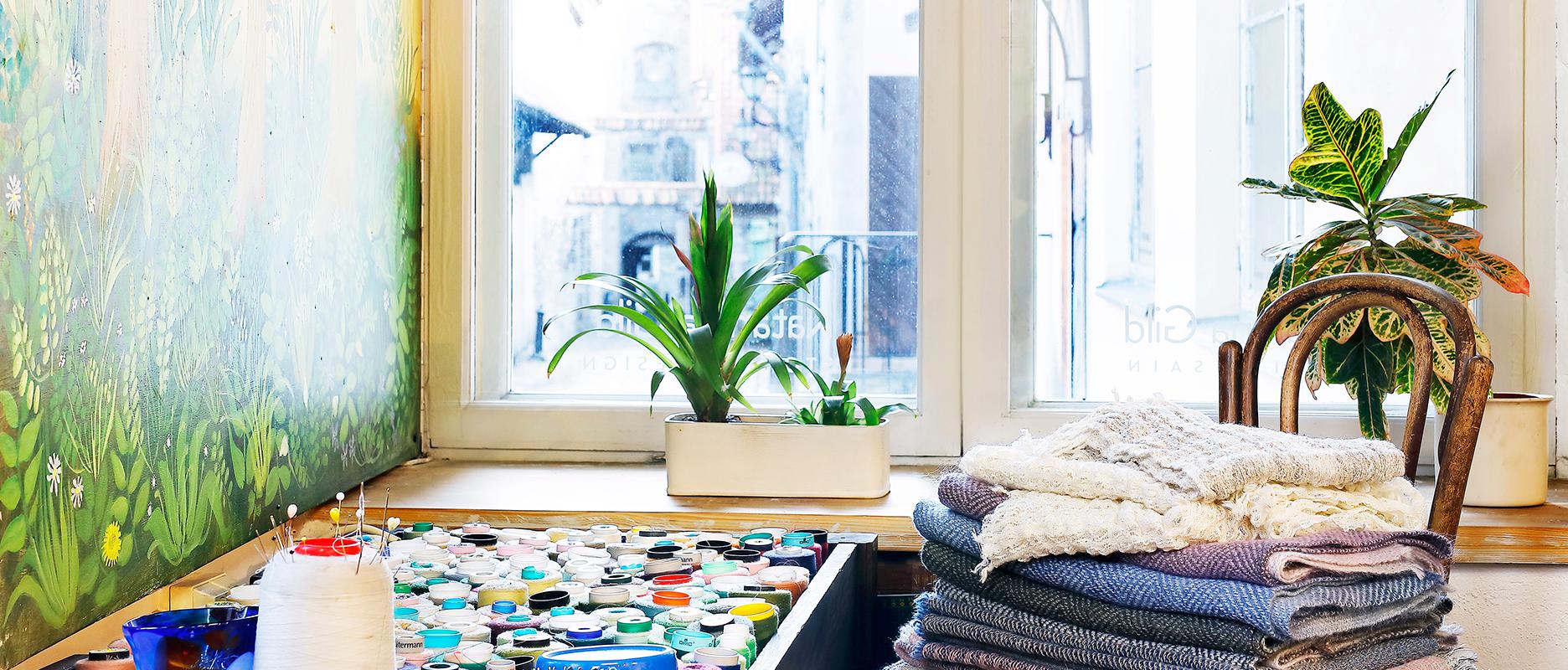 Vaade Emma leppermanni stuudios aknast Katariina kirikule. Esiplaanil