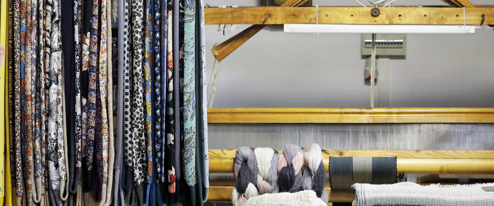 Vaade stuudios. Kangasteljed ning esiplaanil sallid.