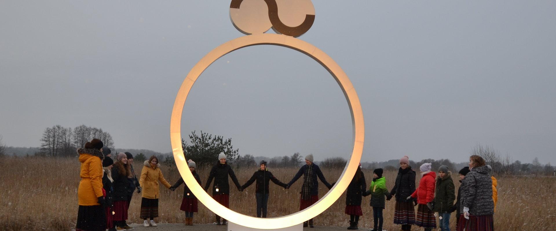 Ö/Õ-Statue als Markierung der Dialektgrenze