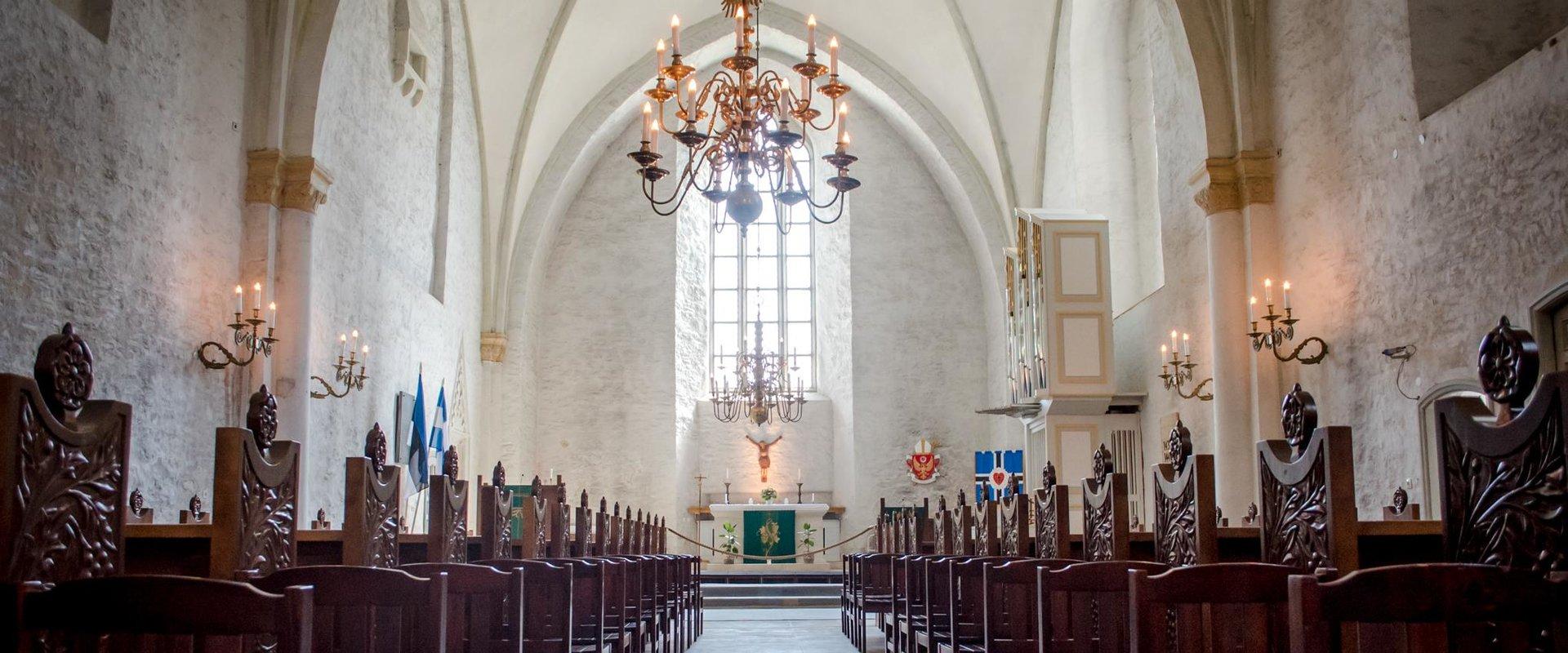 1279. gadā pirmreizēji pieminētā Hāpsalu doma baznīca ir viena no lielākajām vienarkas baznīcām Ziemeļvalstīs un Baltijas valstīs. Šī ir Sāmsalas-Vīka