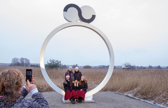 Ö/Õ statue to mark dialect border