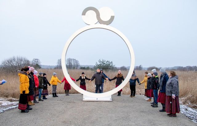 Ö/Õ statue to mark dialect border