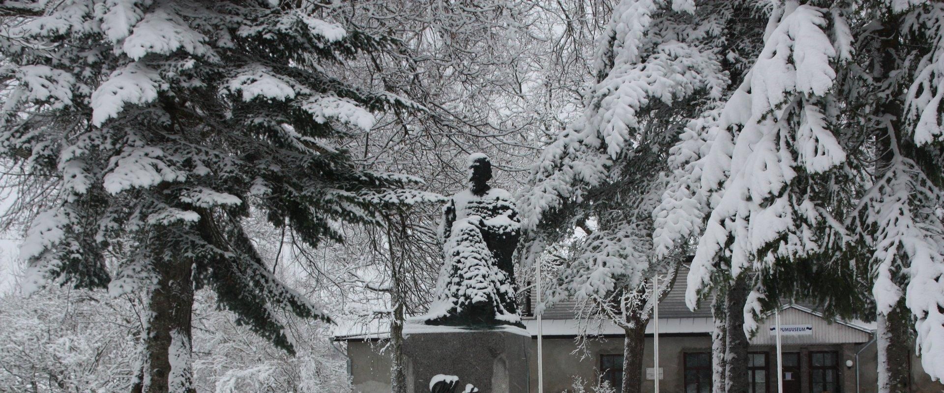 Jakob Hurda monument Otepääl, talv