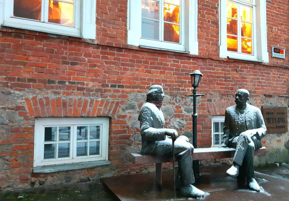 Skulptūra Oskars Vailds un Eduards Vilde