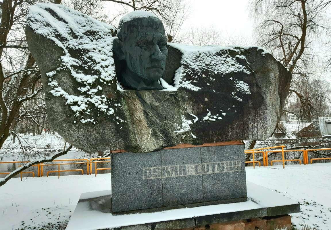 Vabaduse puiestiku pargis asuv Oskar Lutsu monument