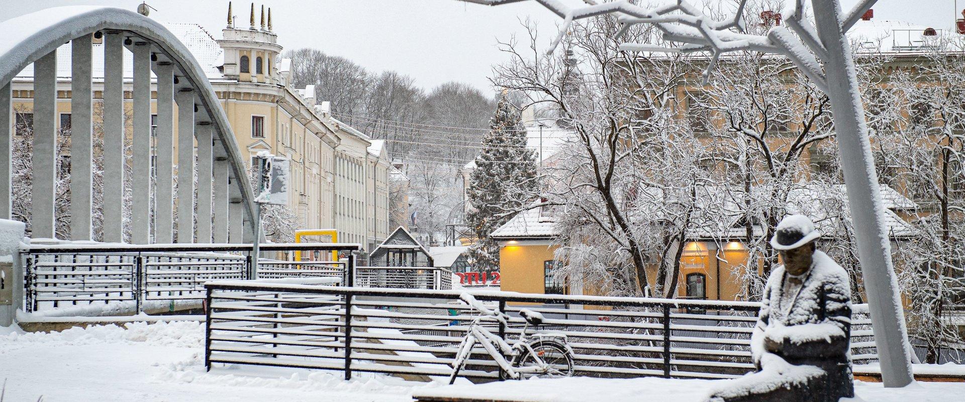 Gedenkplatz für Lydia Koidula und Johann Voldemar Jannsen in einem schneereichen Winter