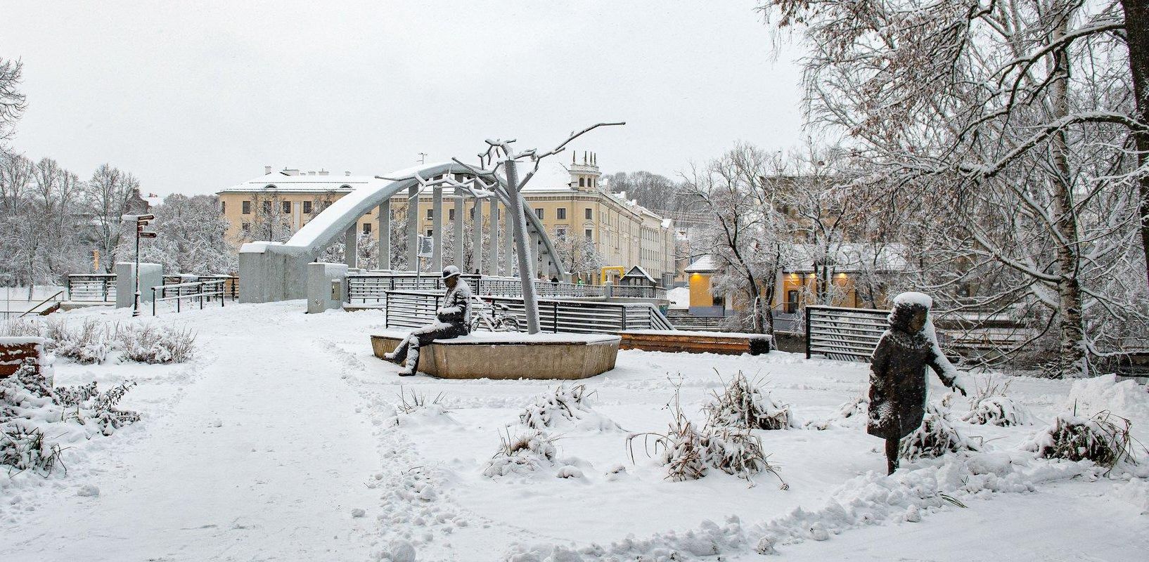 Gedenkplatz für Lydia Koidula und Johann Voldemar Jannsen in einem schneereichen Winter