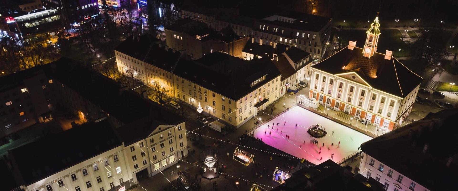 Schlittschuhbahn im Stadtzentrum von Tartu abends