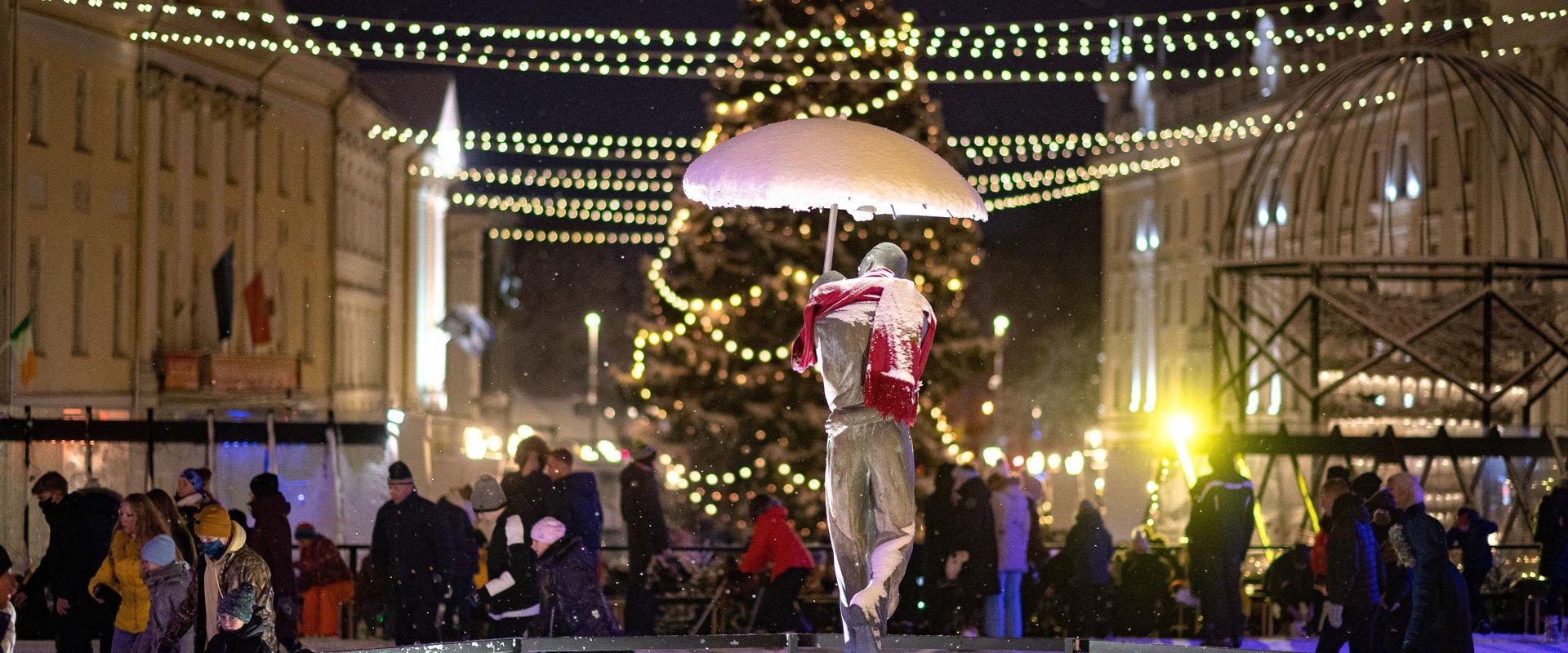 Happy skaters at the skating rink in the heart of Tartu, around the Kissing Students fountain