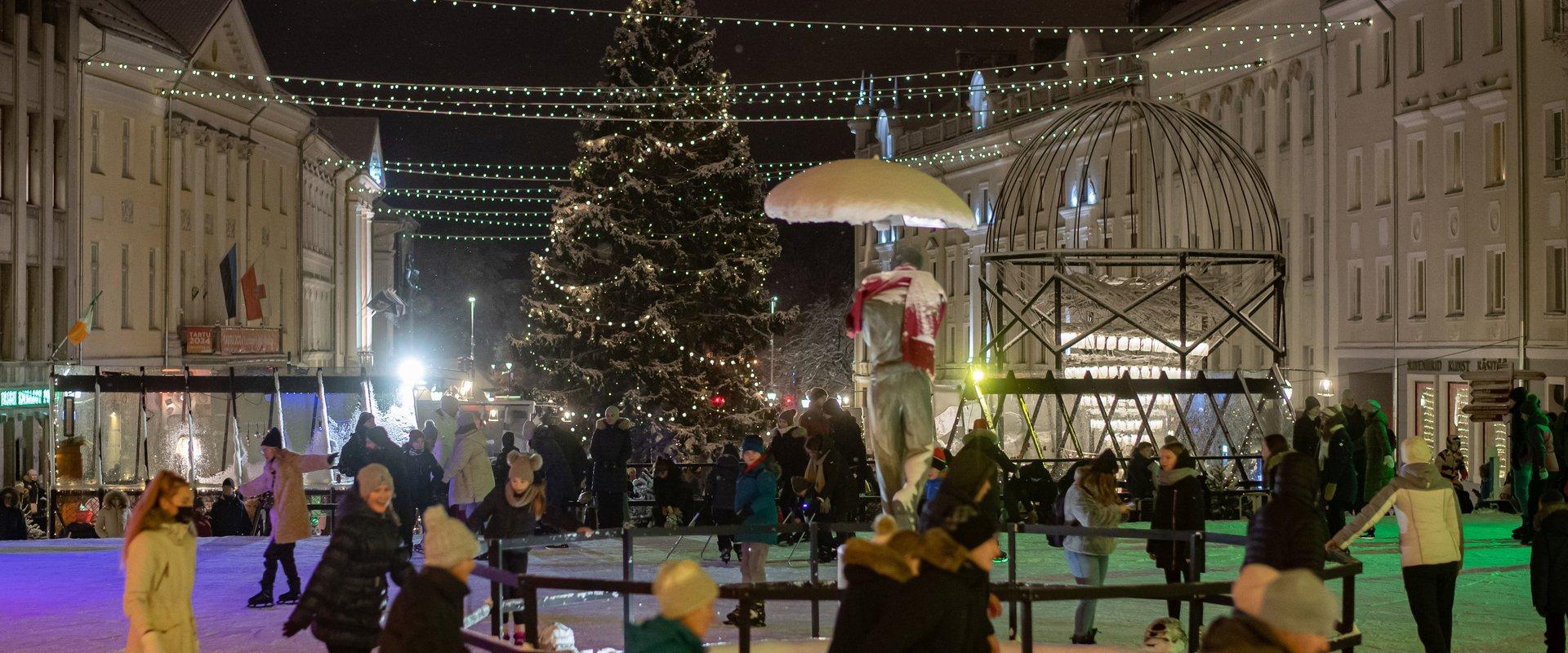 Rõõmsad uisutajad Tartu südalinna uisuväljakul