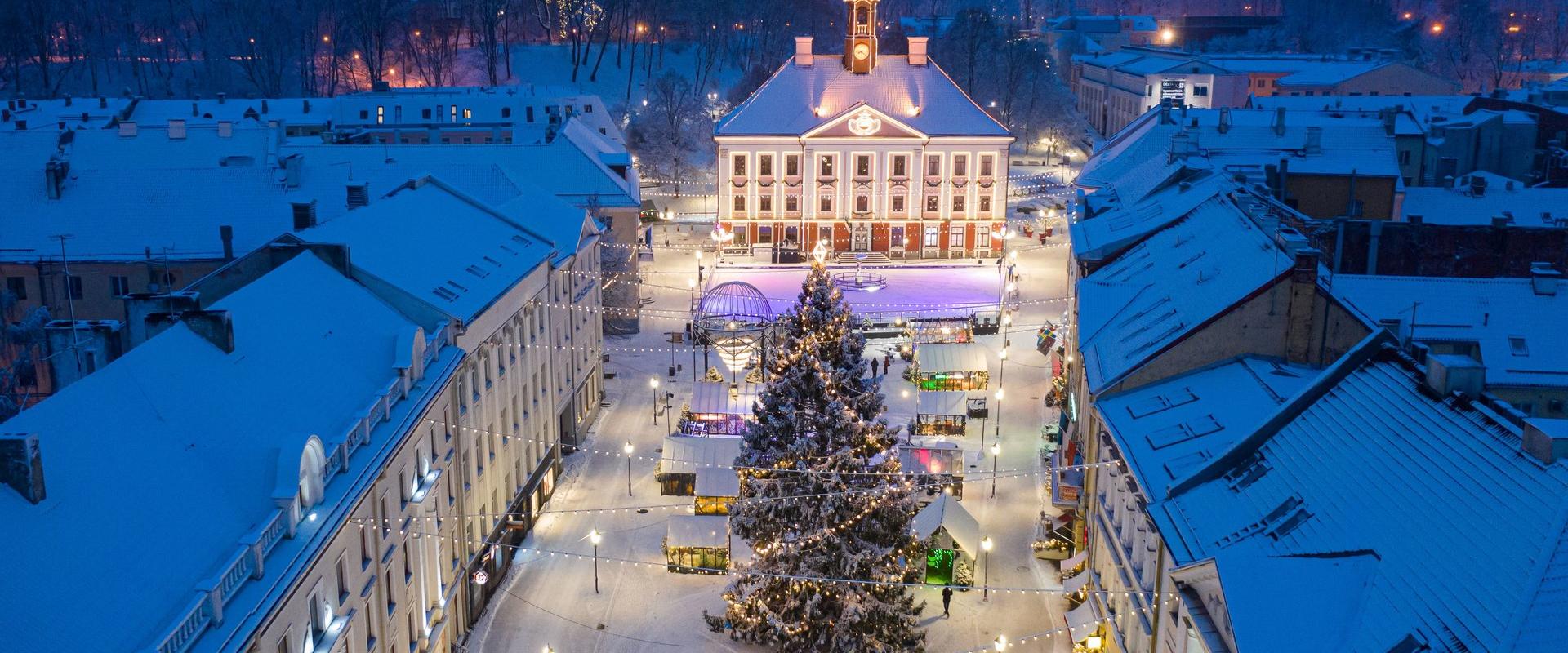 Die märchenhaft schöne Weihnachtsstadt in Tartu und der auf dem Rathausplatz befindliche Schlittschuhplatz