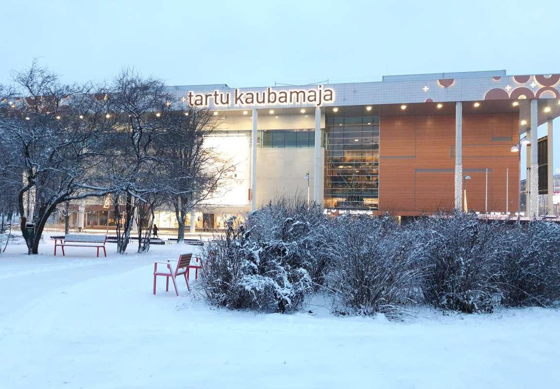 Das Kaufhaus Tartu in einem verschneiten Winter