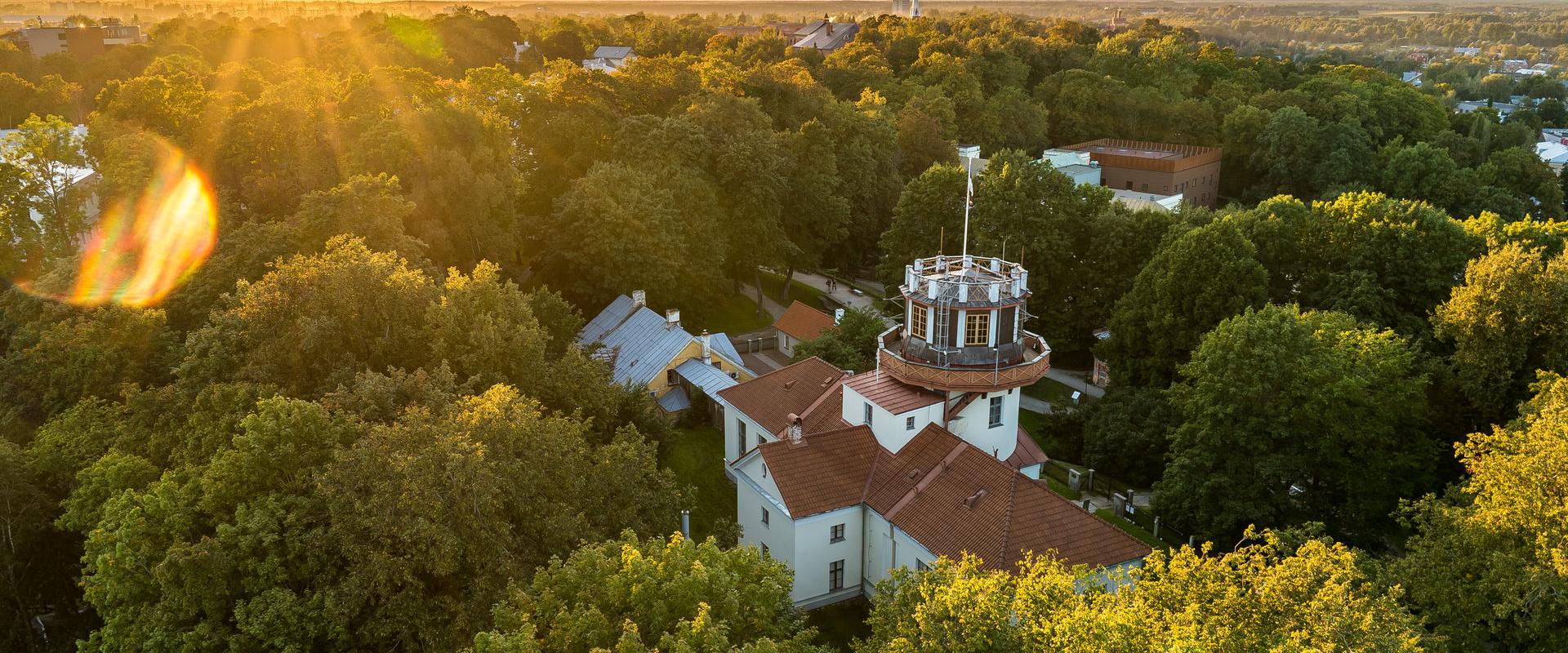 Tartu observatorija, foto ar vasarīgo Domkalnu un norietošu sauli no putna lidojuma