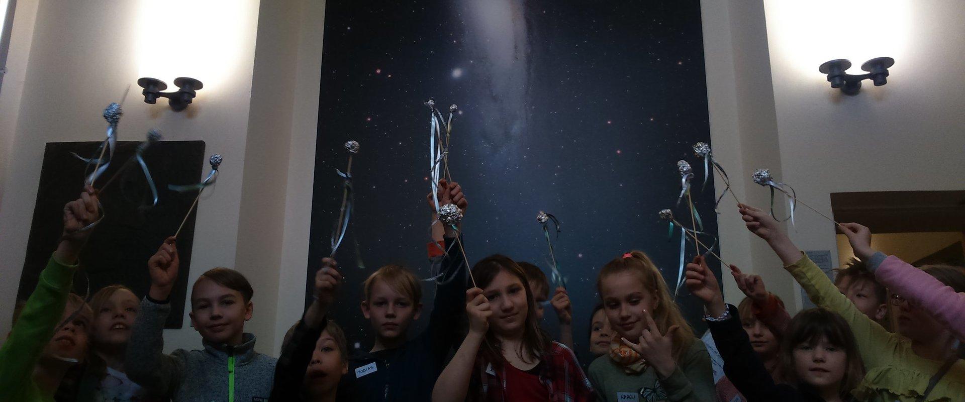 Tarton tähtitorni ja lapset itse askartelemiensa komeettojen kanssa