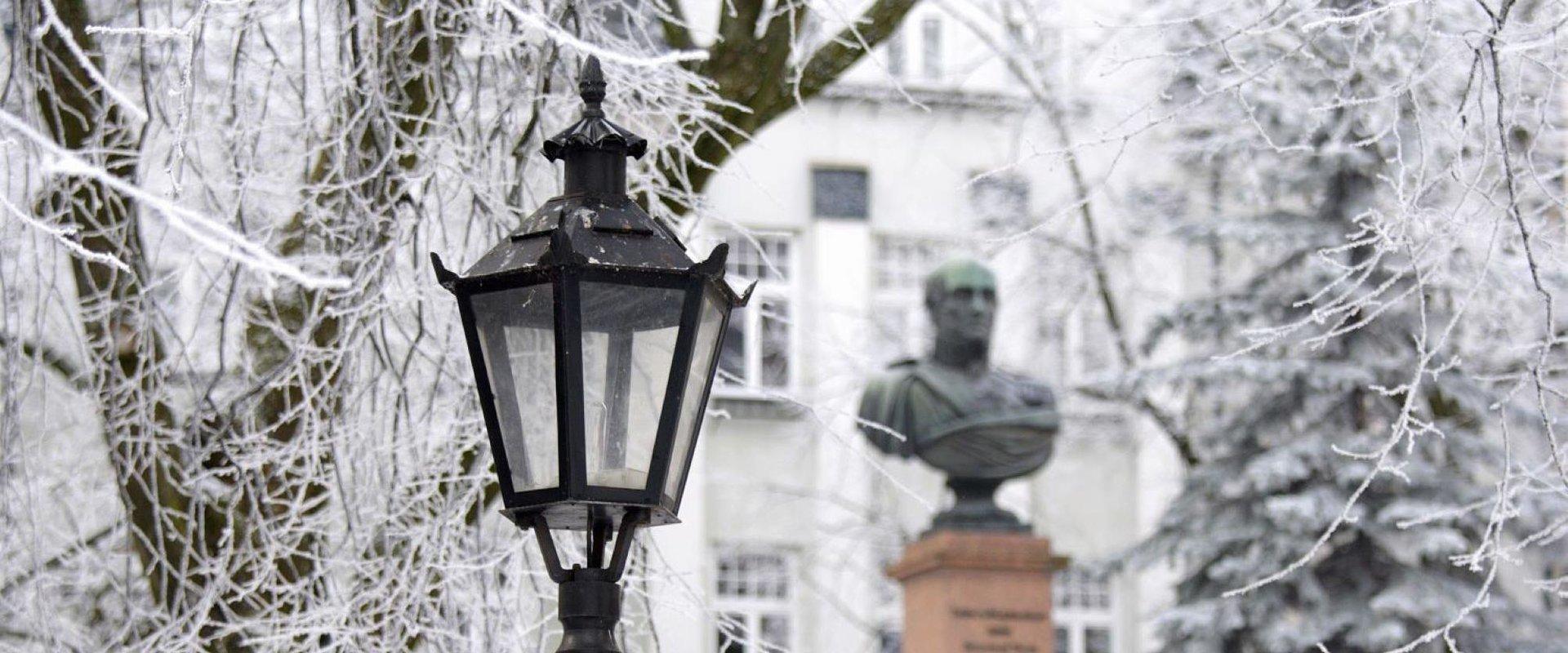 Denkmal für Barclay de Tolly in einem schneereichen Winter