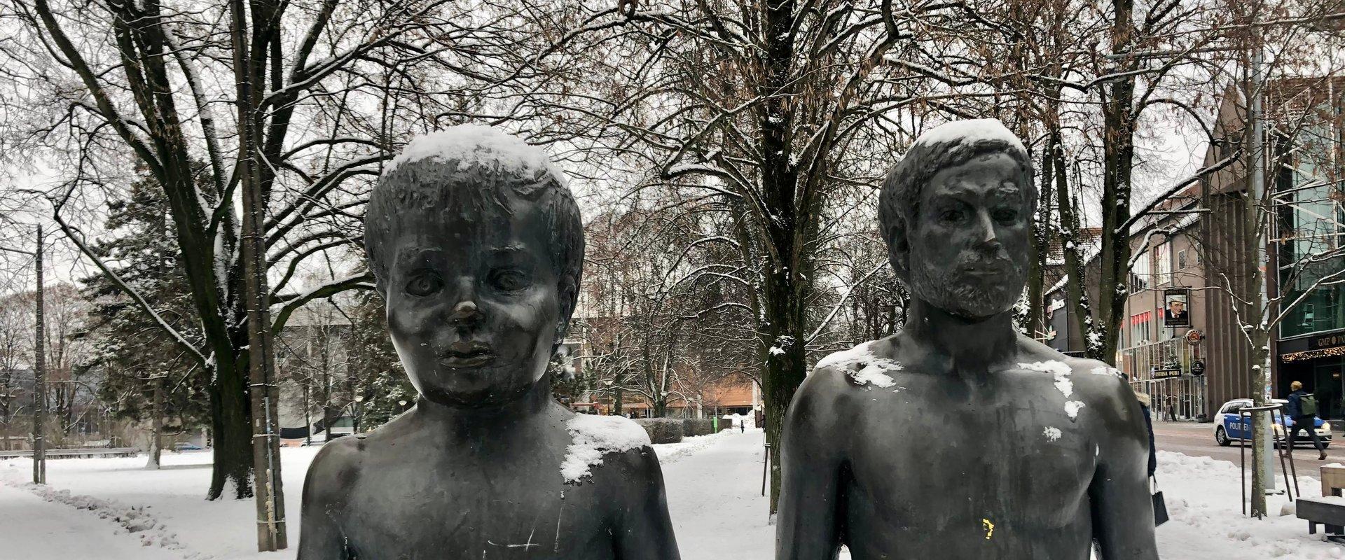 Skulptuur "Isa ja poeg"  lumisel talvel
