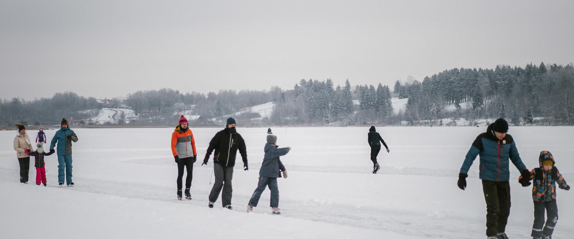 Natürliche Schlittschuhbahn auf dem See Viljandi