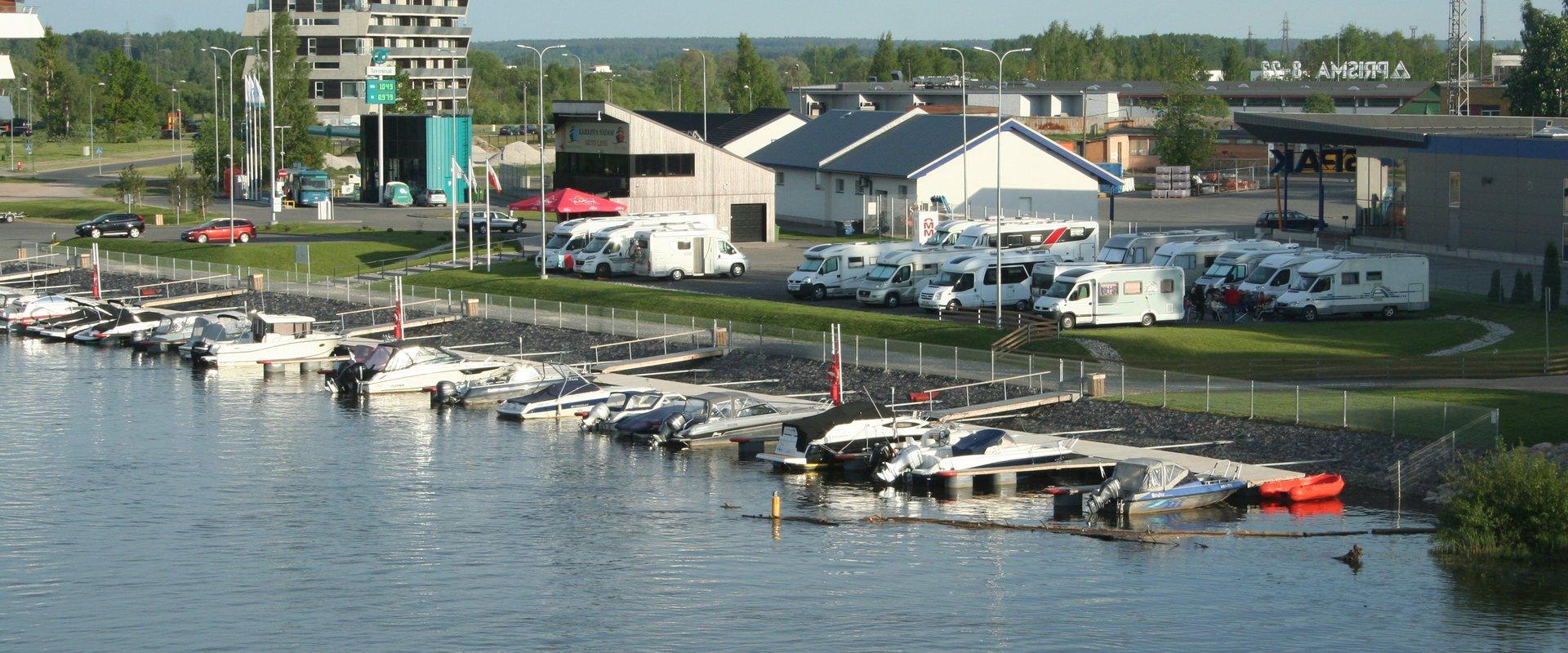 Tartu Karlova Harbour’s caravan park, view of River Emajõgi, boats and a caravan