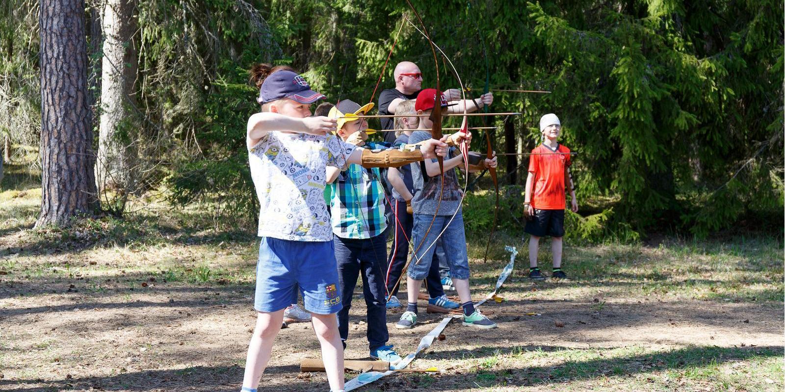 Tartumaa Tervisespordikeskuse viburada, harjutusväljak ja lapsed vibuga laskmas