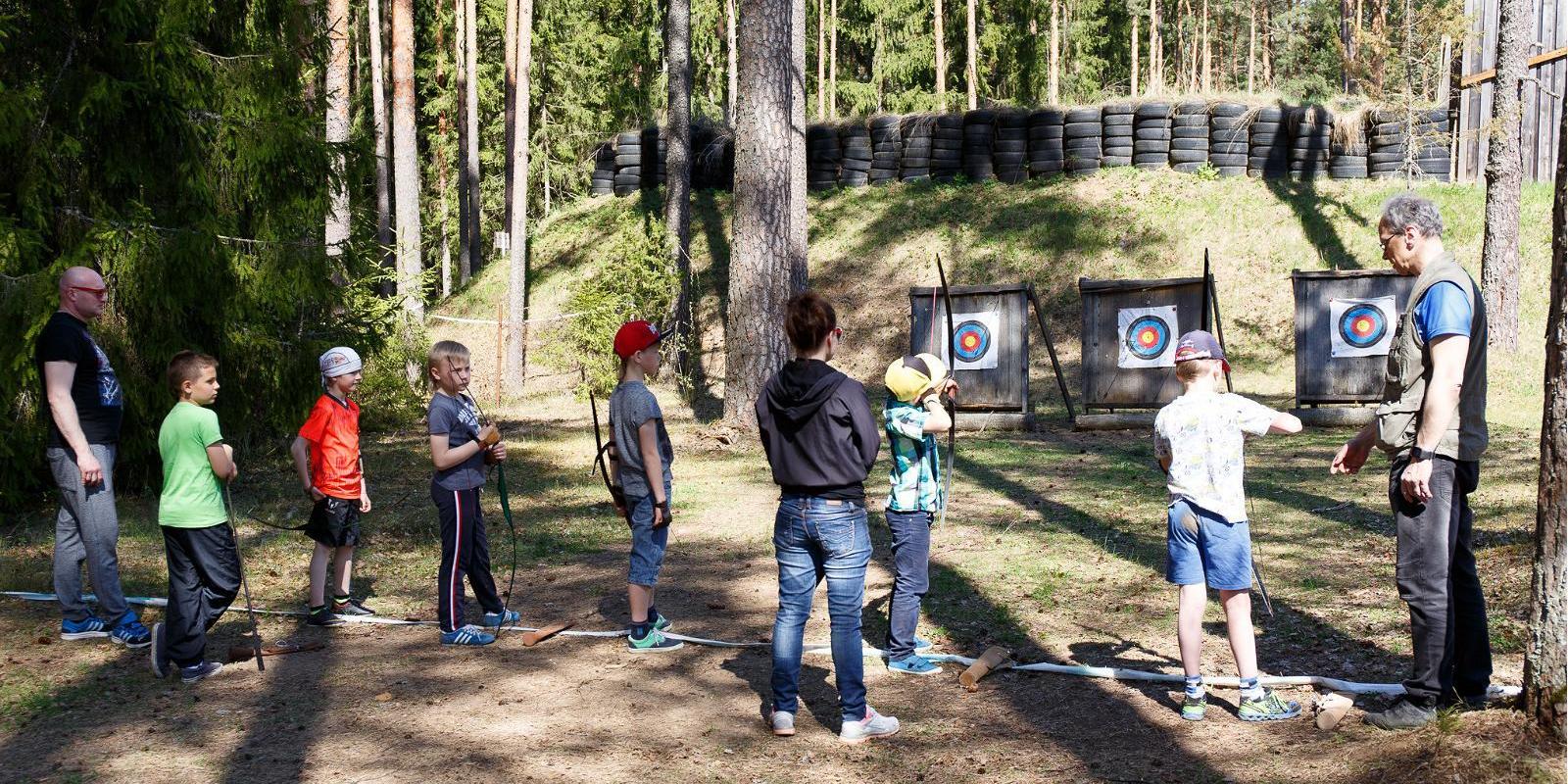 Tartumaa Tervisespordikeskuse viburada, harjutusväljak ja lapsed vibuga laskmas