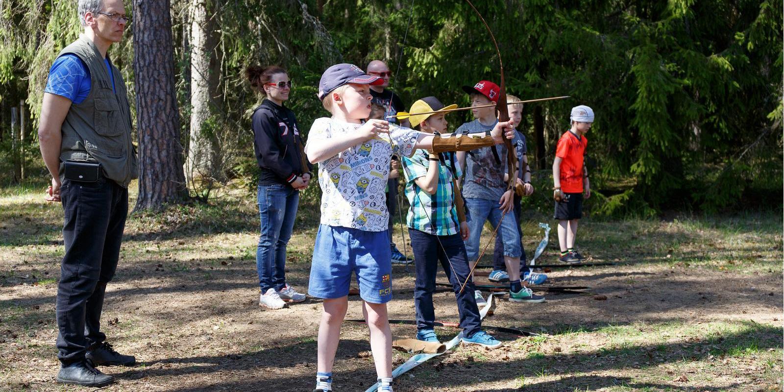 Tartumaa Tervisespordikeskuse viburada, harjutusväljak ja lapsed vibuga laskmas