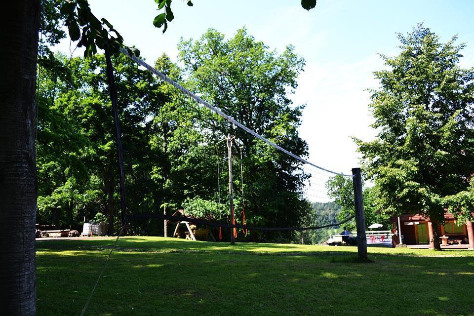 Lasita Puhkemaja rohelises aias asuv võrkpalliplats Tartumaal