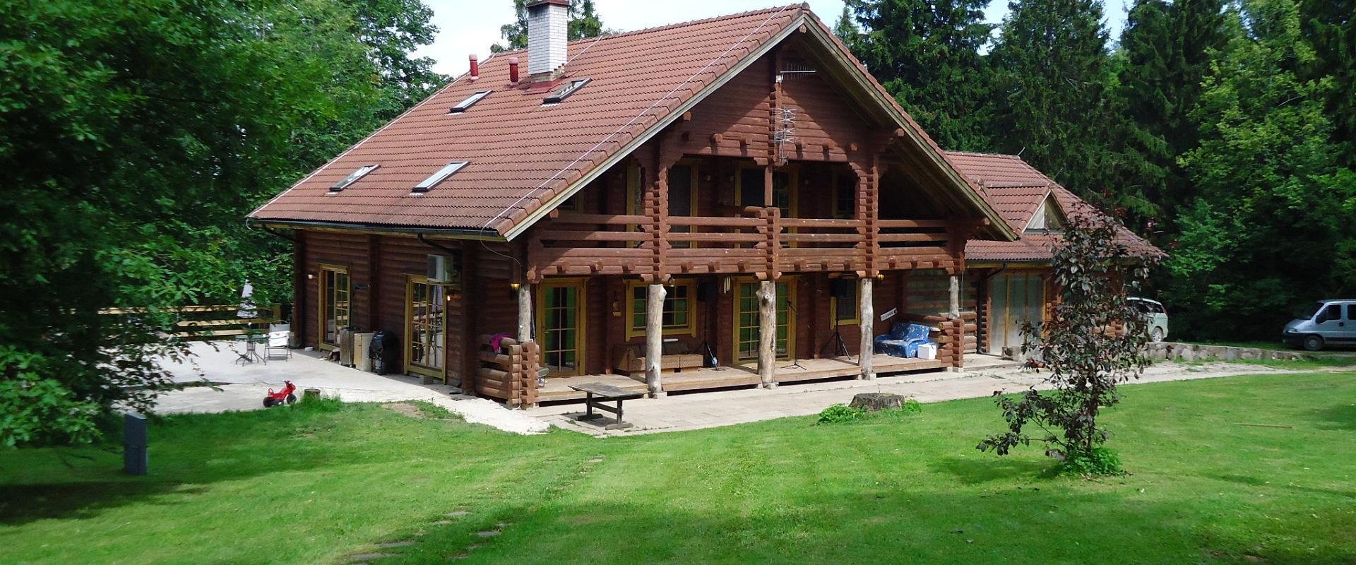 Puidust Lasita Puhkemaja Tartumaal, ümbritsetud rohelusest ja metsaga Kavilda ürgorus