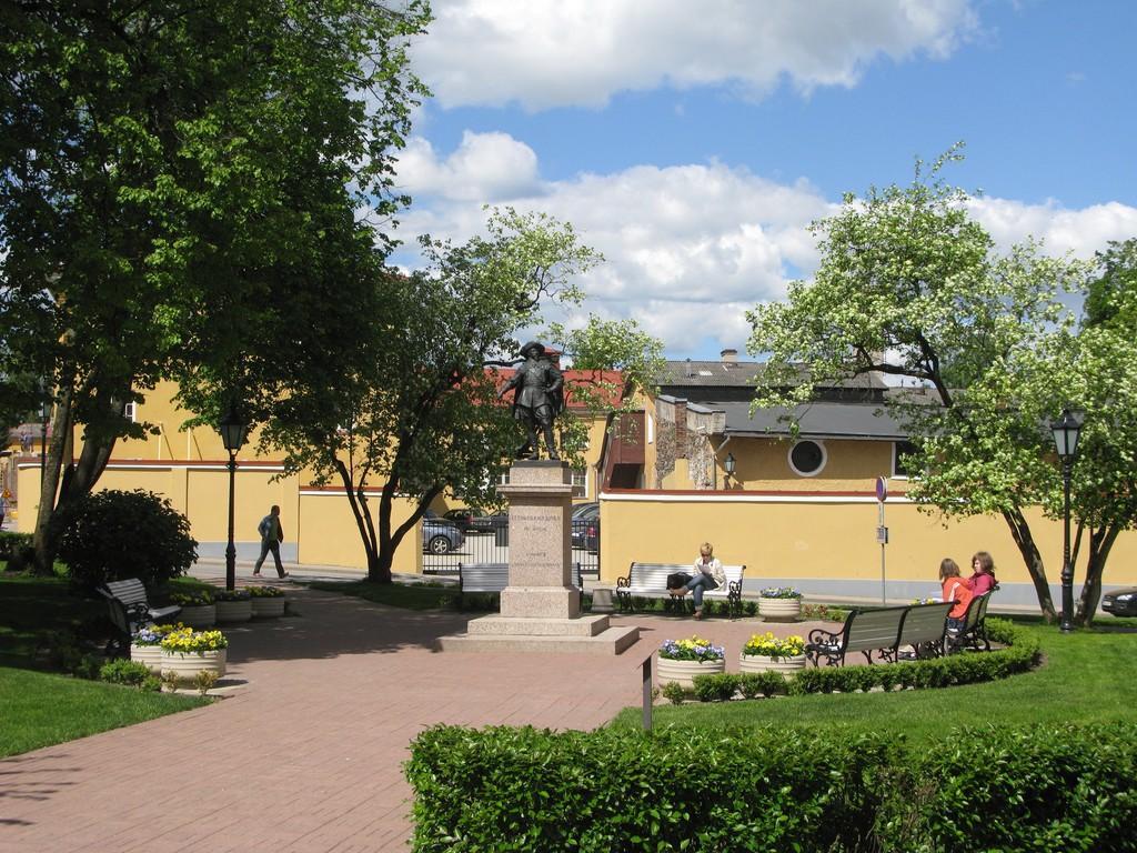 Monument to Gustav II Adolf on King’s Square and people enjoying the summer on benches