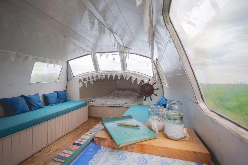 Erlebnisübernachtung im Saunaboot auf dem Peipussee – das romantische Innere des Saunaboots MesiSpa