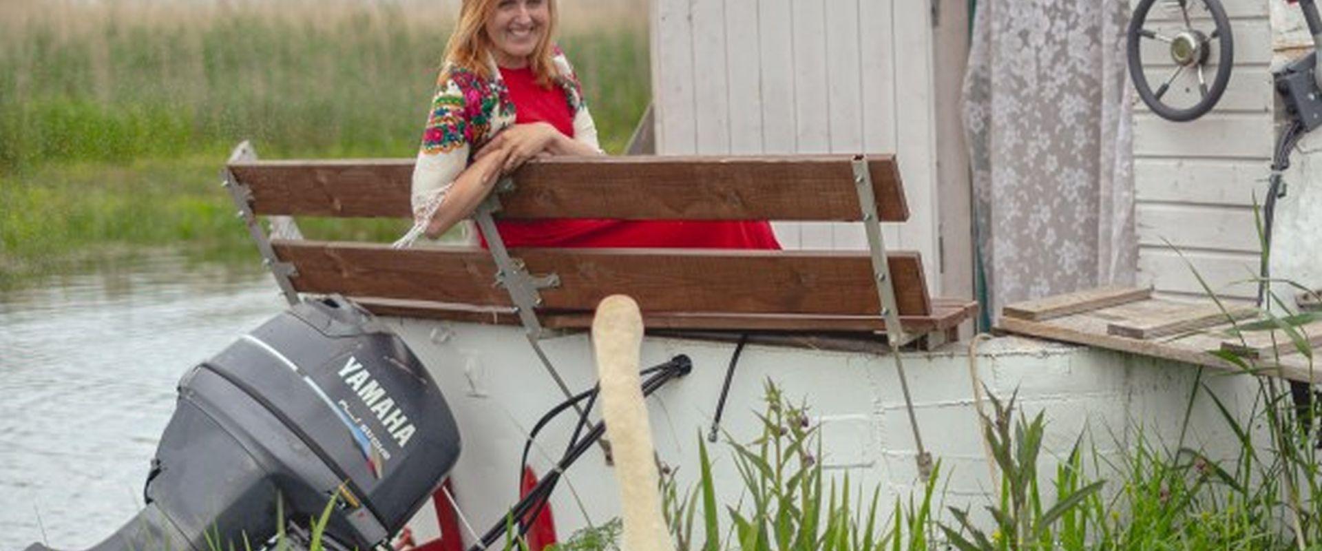 Accommodation in a sauna boat on Lake Peipus: the host sitting in the sauna boat and telling a story