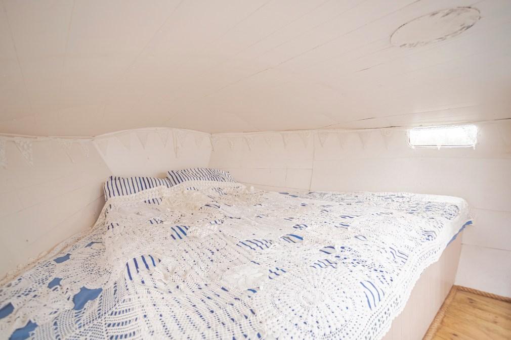 Erlebnisübernachtung im Saunaboot auf dem Peipussee – das große Bett des Saunaboots MesiSpa