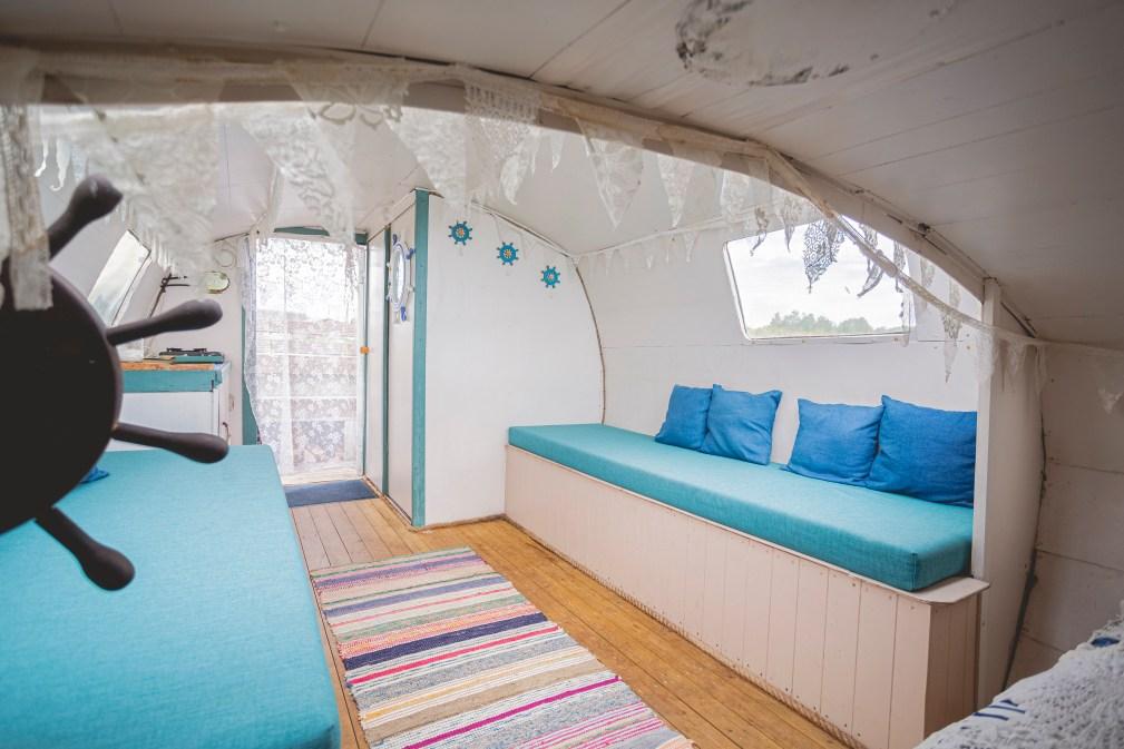 Erlebnisübernachtung im Saunaboot auf dem Peipussee – das romantische Innere in blauen Tönen des Saunaboots MesiSpa