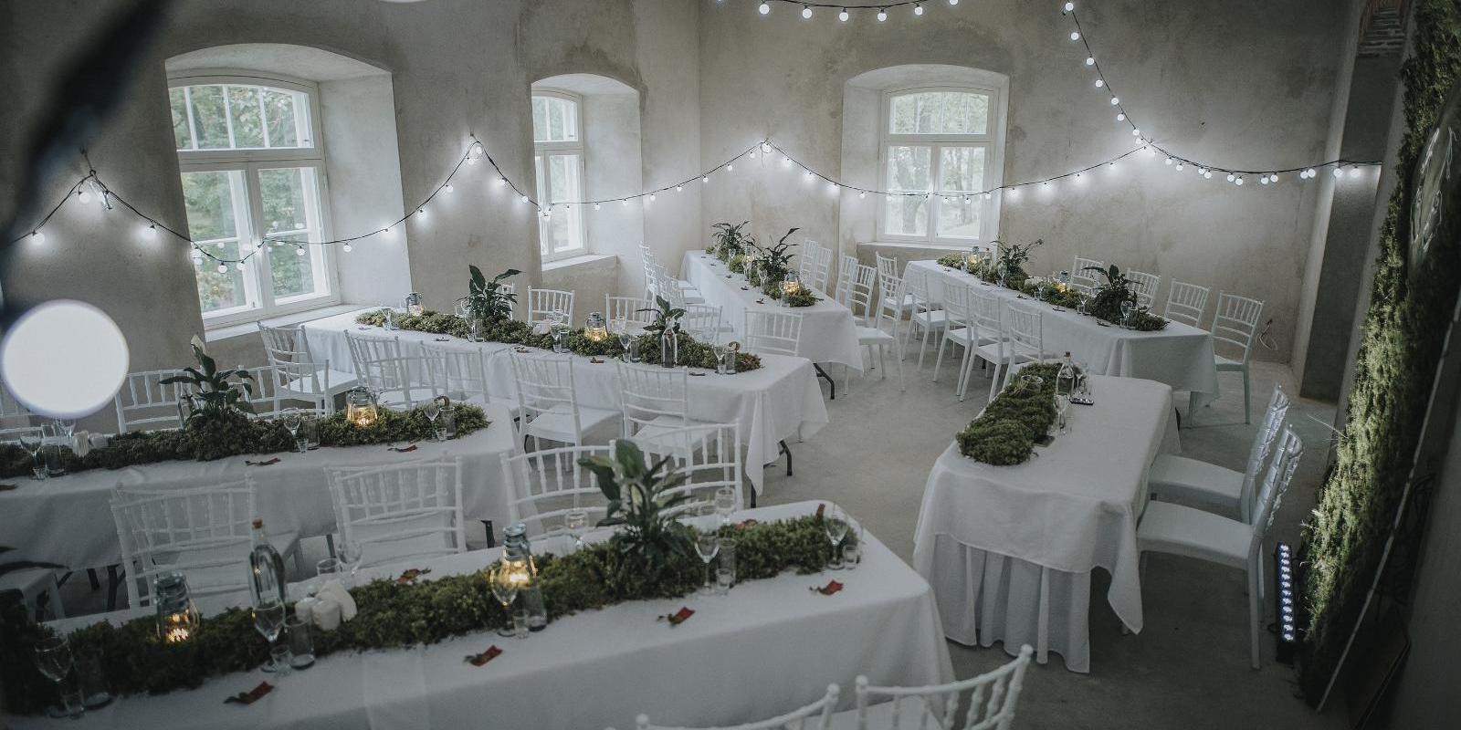 Feierliche Hochzeitsstimmung im Verwalterhaus von Gut Luke, geschmückte Tische in Erwartung der Feier