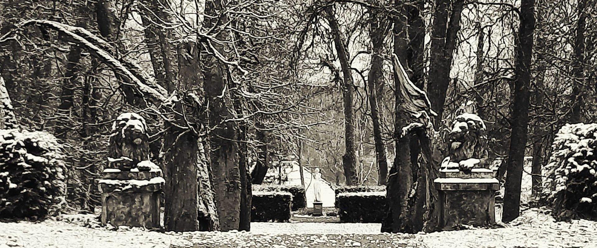 Park von Gutshof Luke und die Löwenfiguren im Winter