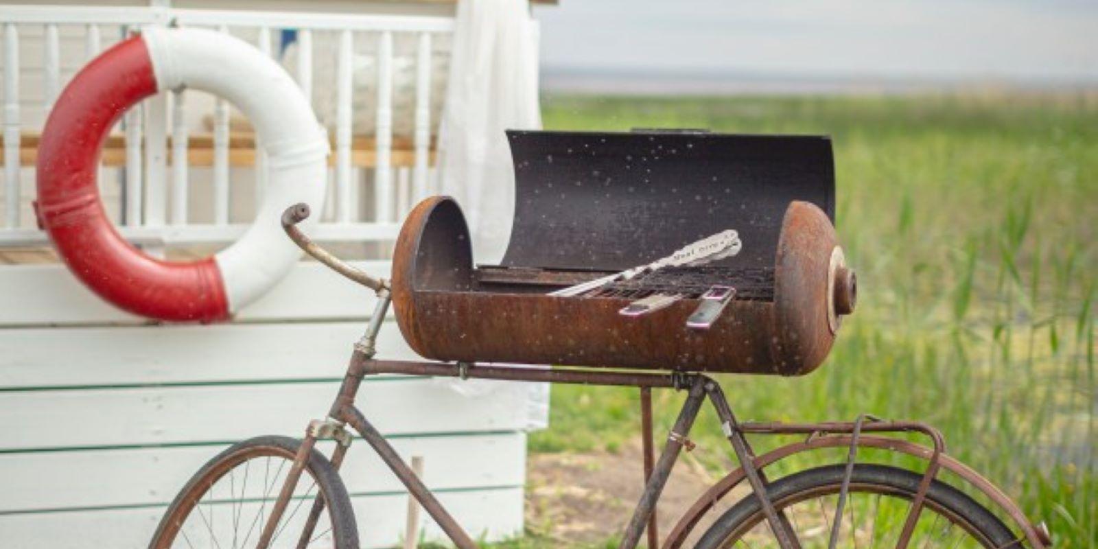 Hausboot und der einzigartige Fahrrad-inspirierte Grill