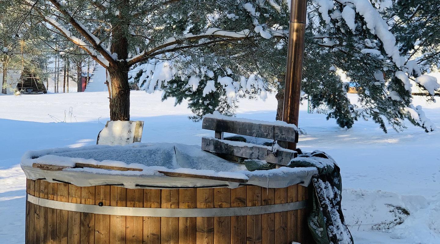 Kakulaane hot tub in winter