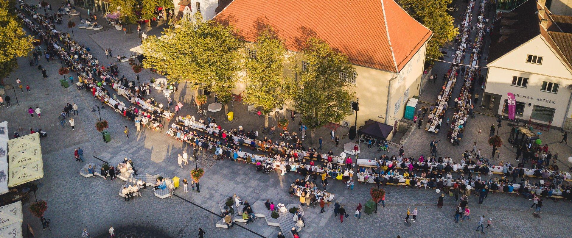 Nāciet un izbaudiet lielisko Kuresāres Ielu pikniku! Tas notiek vienu reizi gadā, kad Lossi iela Kuresārē ir klāta ar piknika galdiem. Apmeklētāji bau