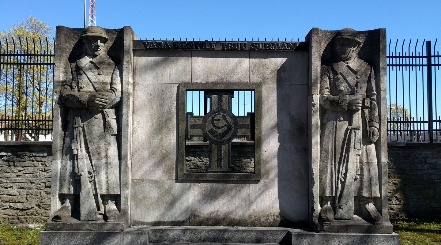 Vabadusristi kavaleride monument kaitseväe kalmistul