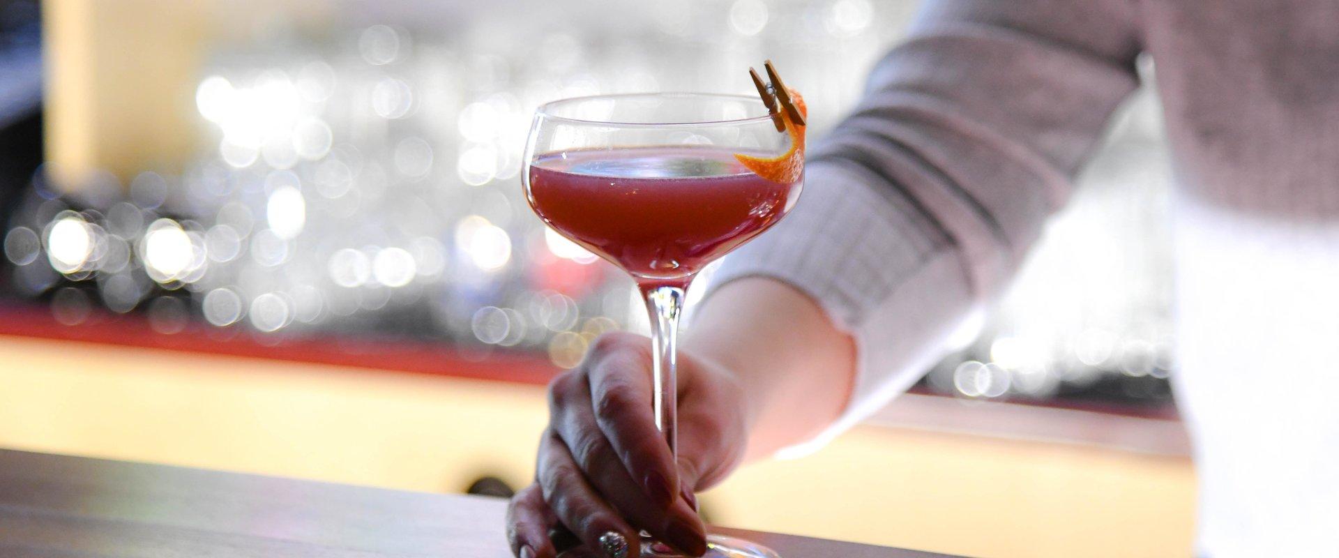 Bar Väljas, Cosmopolitan, Cocktail, Moosbeere aus der Region, klassischer Cocktail