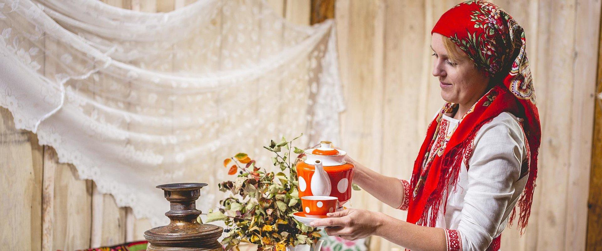 Guided tour ‘Flavours of the Onion Road: from onion pies to chicory coffee’ and the hostess of Mesi Tare introducing the tea traditions of the Old Believers