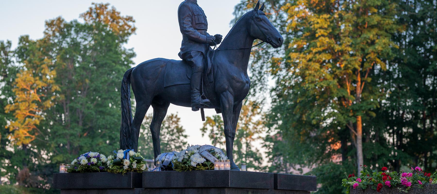 Kindral Laidoneri ratsamonument