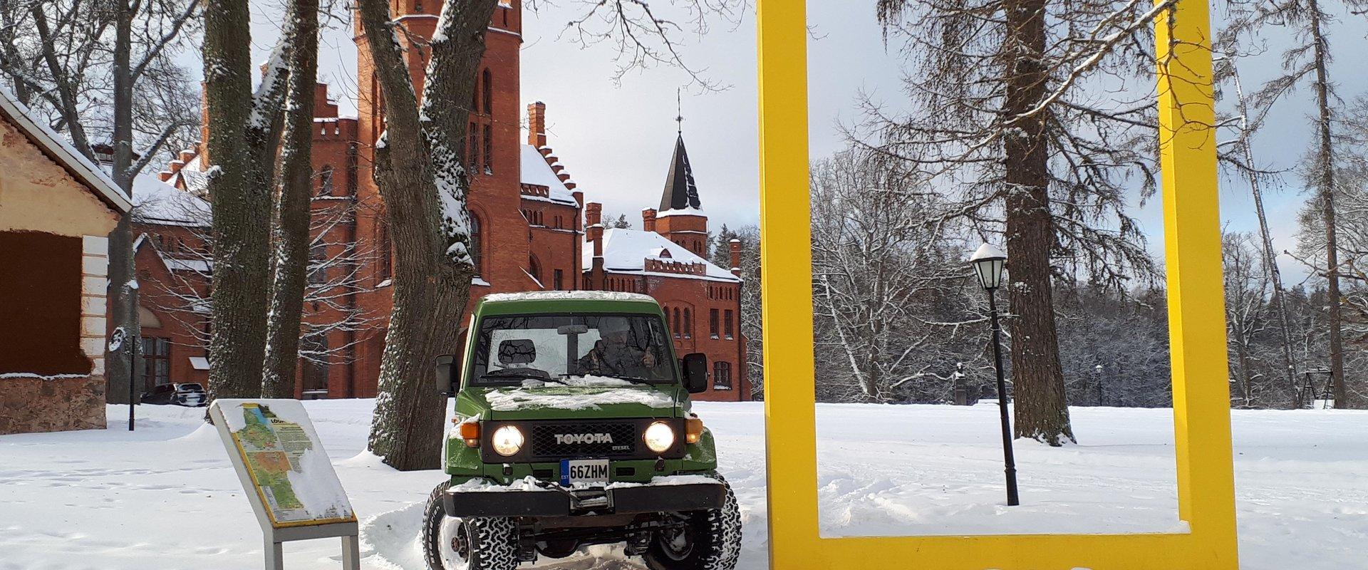 Sangaste Safariauto Sangaste lossi ees