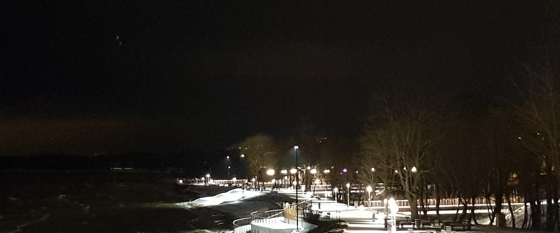 Strandpromenade von Sillamäe im Winter von Laternen beleuchtet