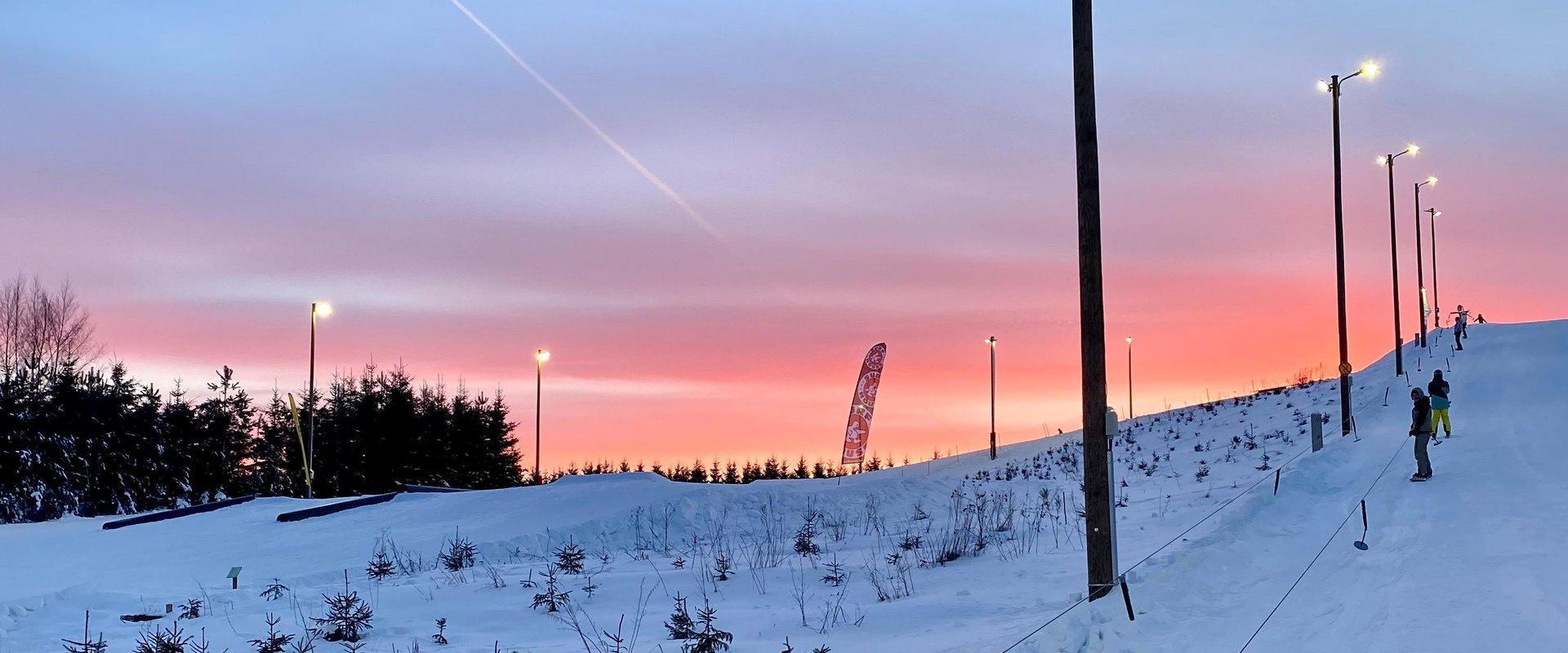 Kuningamägi hill in Põltsamaa has an exciting new addition – a slope for mountain sports that is open to all skiing and snowboarding enthusiasts! On t