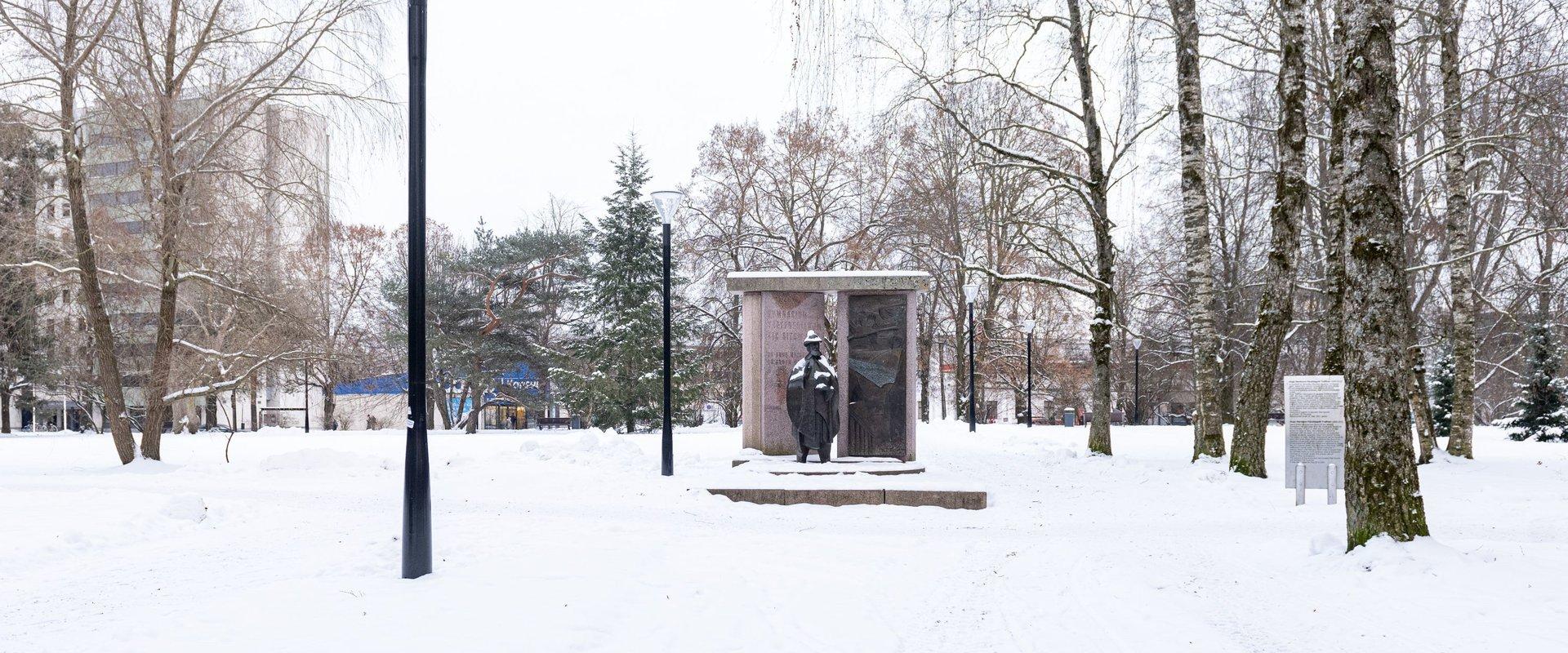 Hugo Treffneri monument lumisel talvel